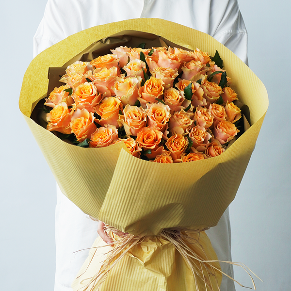 愛や信頼の証に オレンジバラの40本の花束