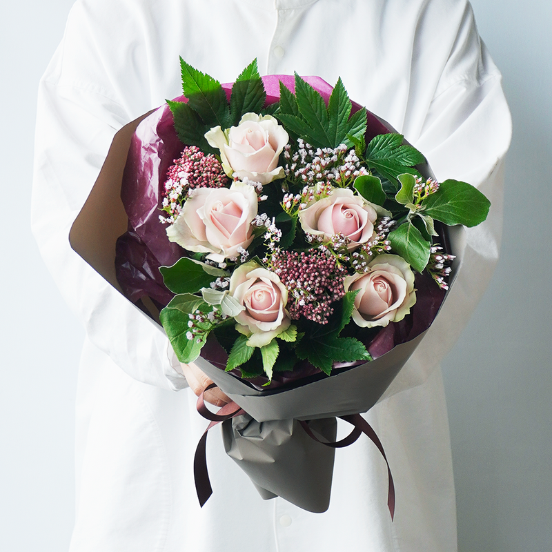 贈るバラの王道 スイートピンクのバラの花束