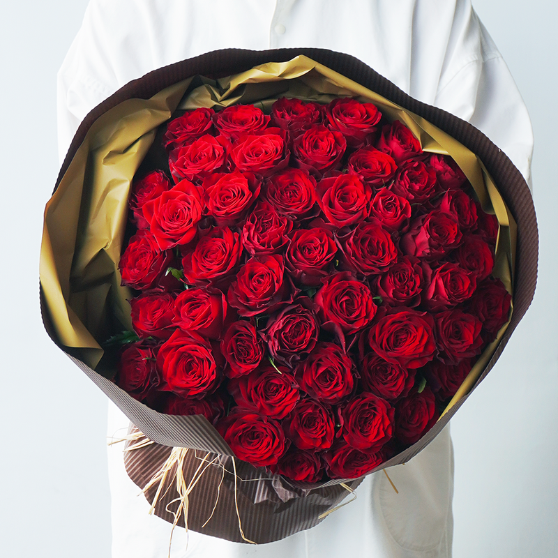 永遠の愛を 赤バラの50本の花束