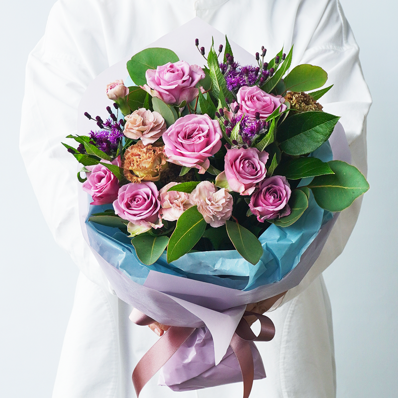 品あるあの人に パープルのバラの花束　