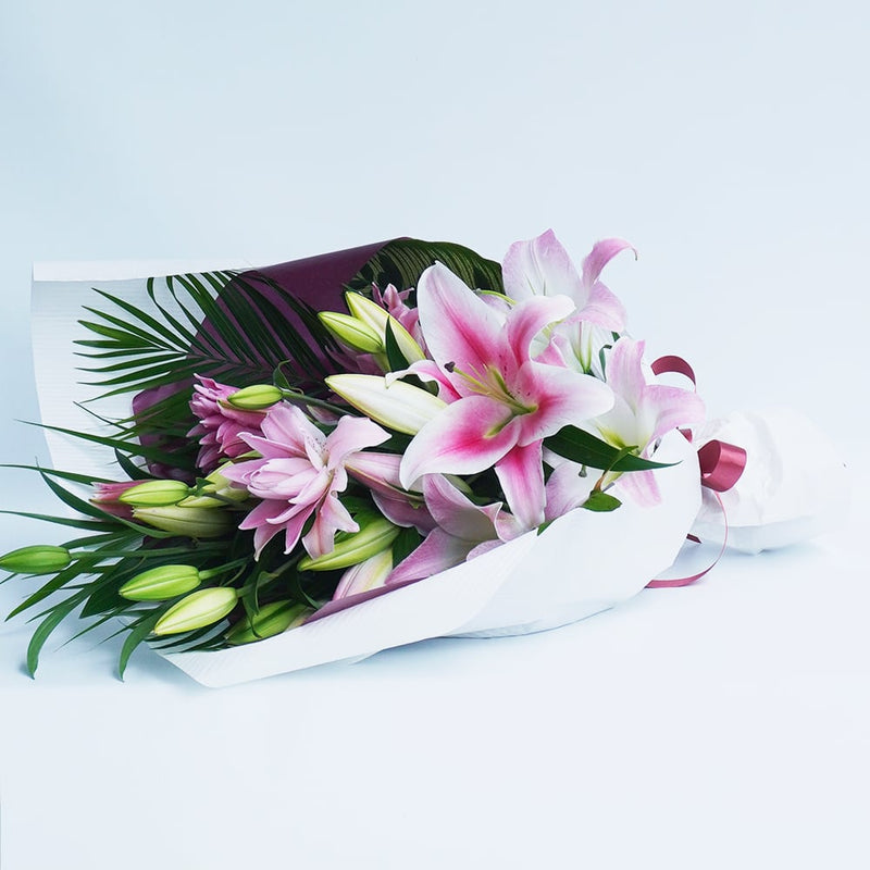 「LY Lily」ブランドのユリの花束